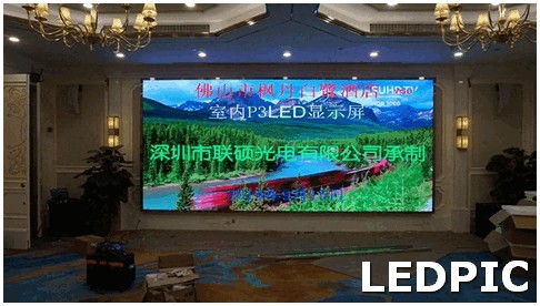 led显示屏p2和p4哪个好 p2led显示屏参数